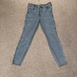 H&M skinny jeans. Soft and comfortable material. Never worn!!
